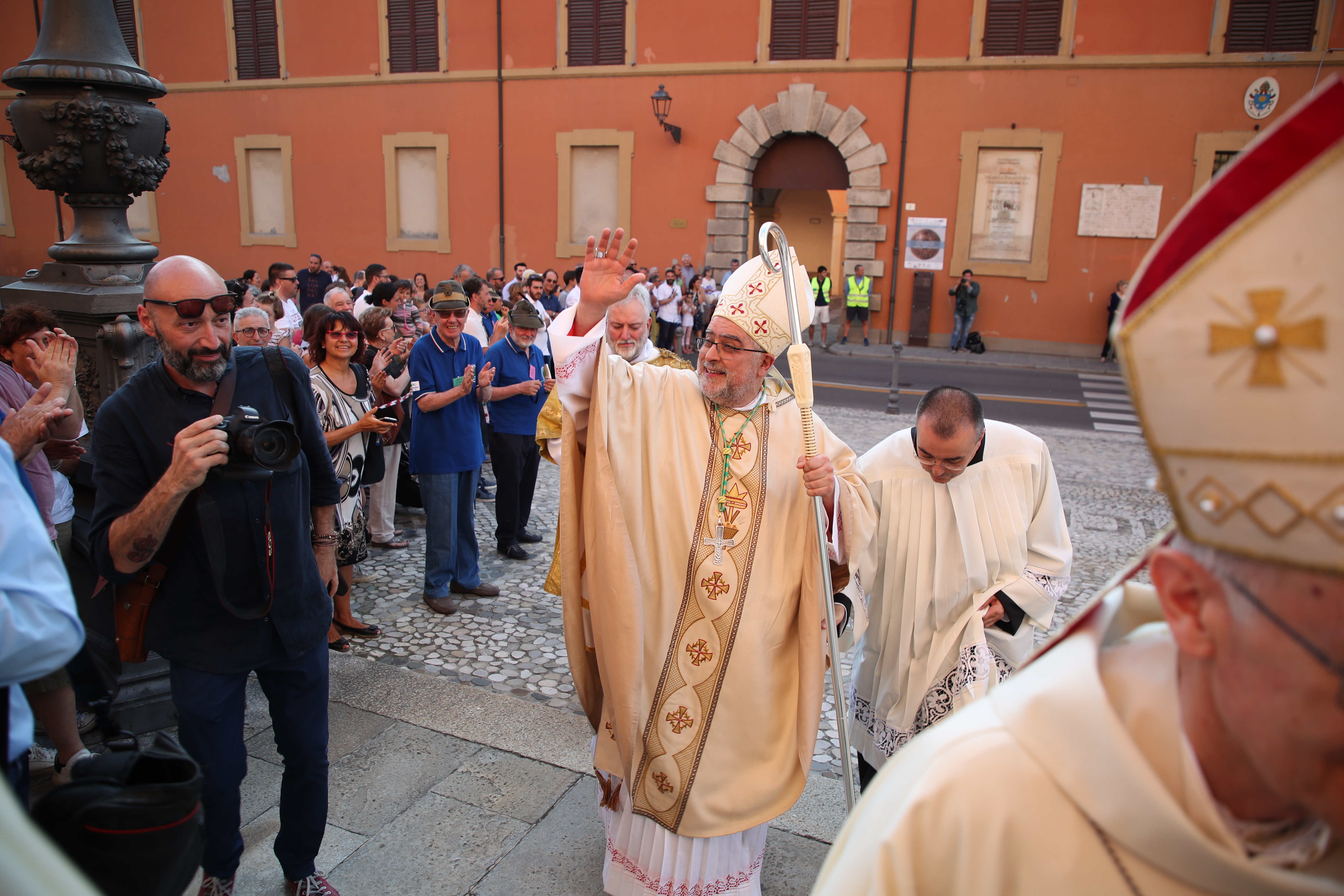 Al vescovo di Imola, Giovanni Mosciatti, la statuina del Presepe 2022