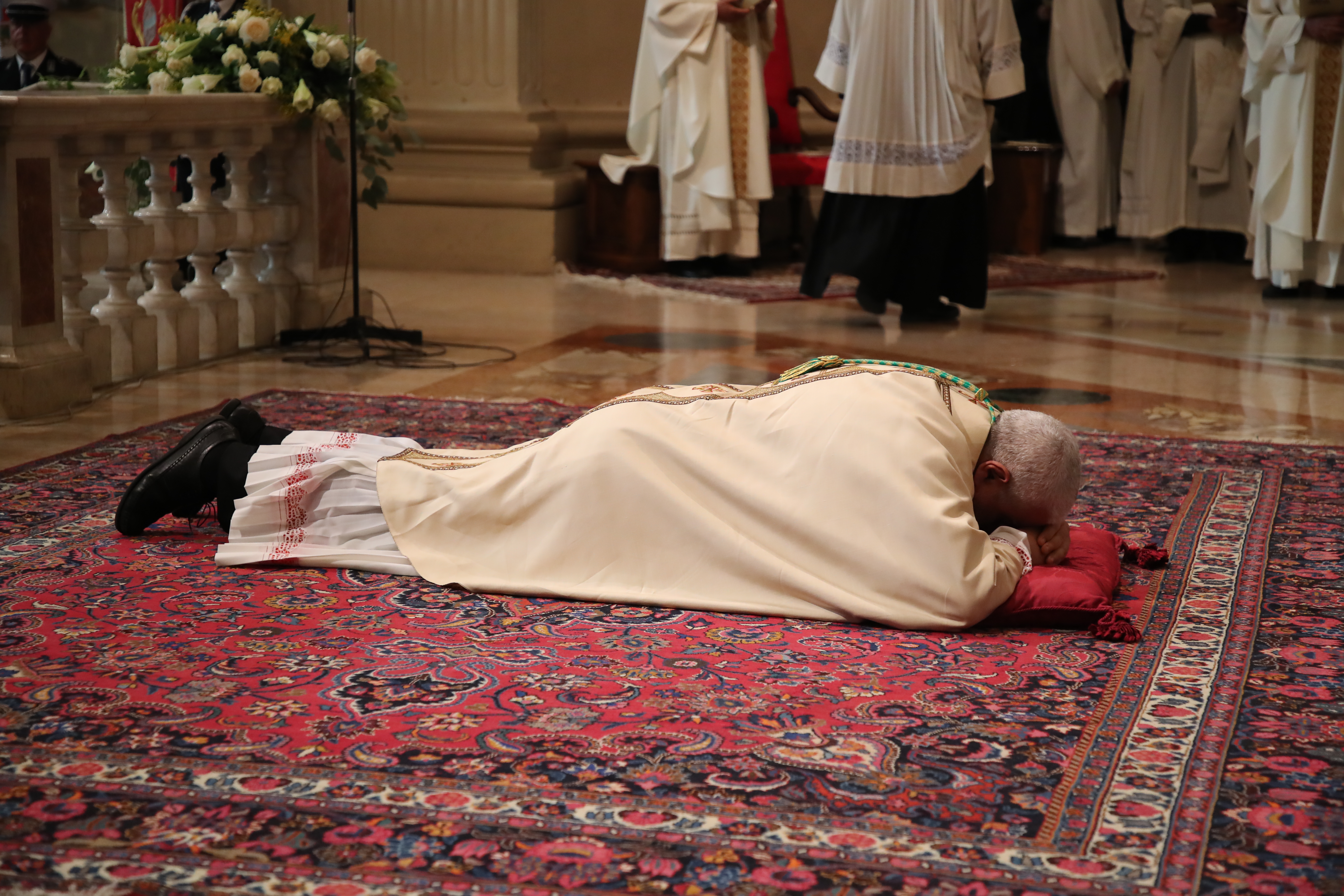 Al vescovo di Imola, Giovanni Mosciatti, la statuina del Presepe 2022